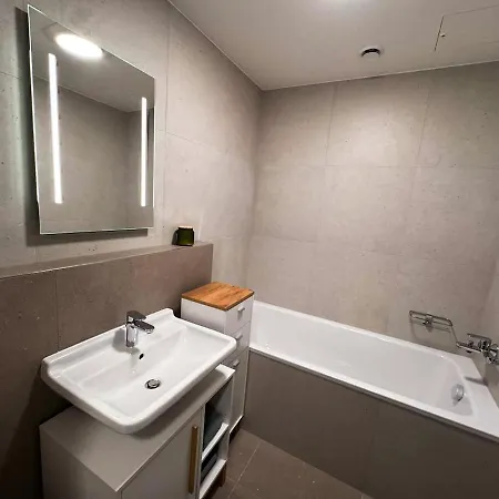Metropolis Executive Suite, 24-7 Check In