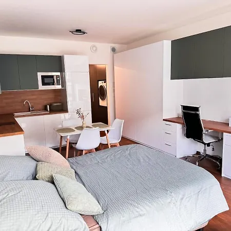 Metropolis Executive Suite, 24-7 Check In